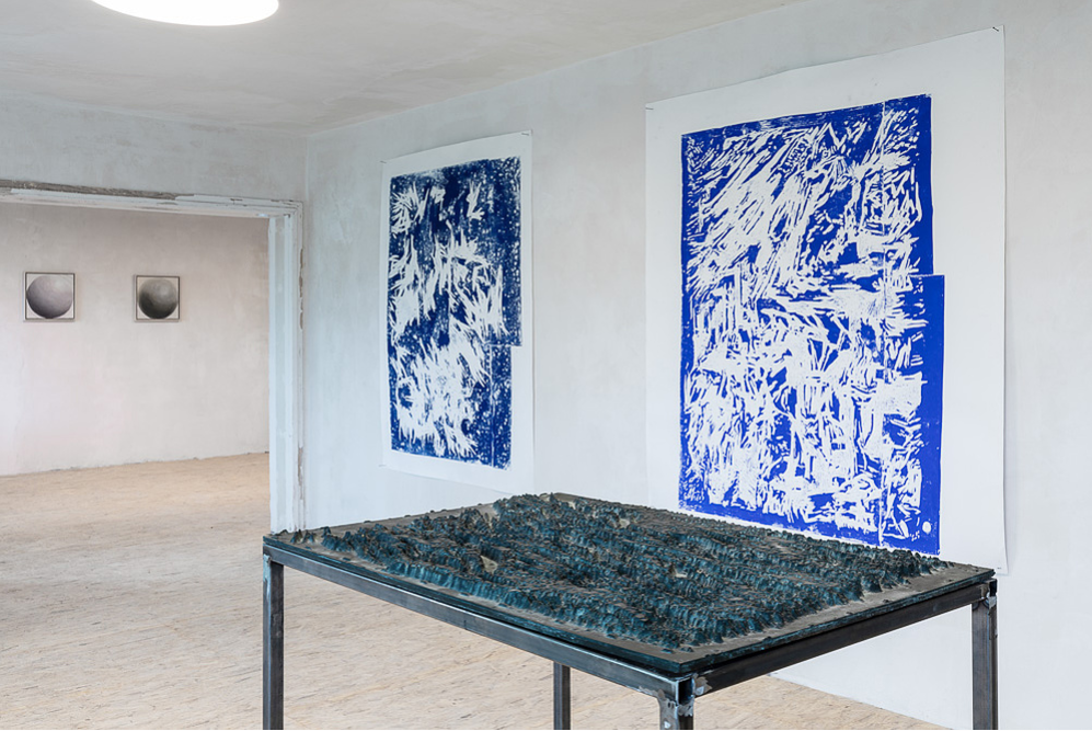 Bronzerelief O.T., 70x45x150cm , 2022, im Hintergrund, zwei Großformat Holzschnitte, v. r. n. l. Esquel, 2022, 90 x180 cm, Toluca, 2022, 90 x180 cm, Entlang der Außenposten, 2022, Karl-Schneider-Villa, Hamburg-Othmarschen.